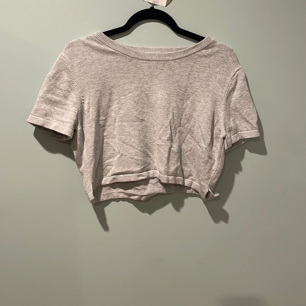Cropped grey t-shirt